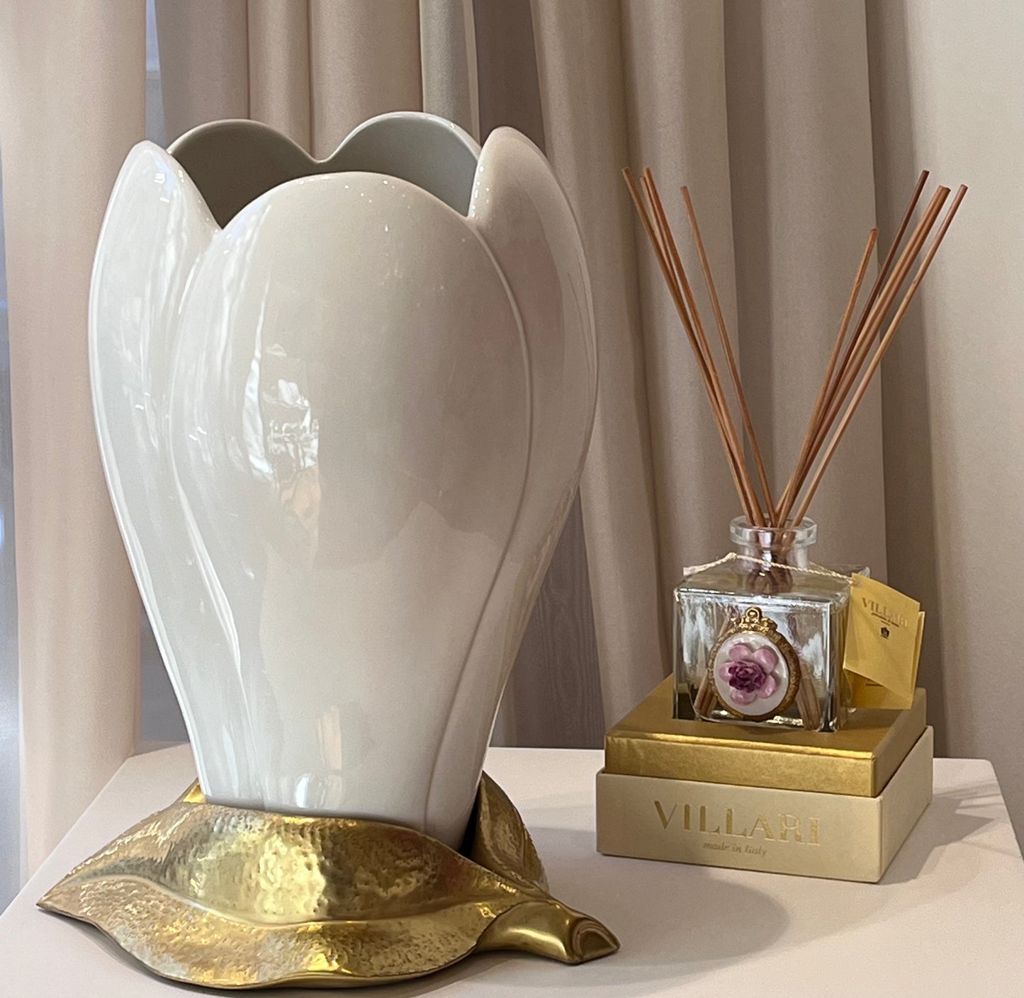 Magnolia Vase - White Antique Gold